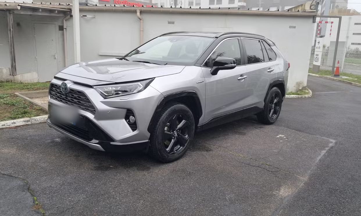 Toyota RAV4 Hybride gris, vue de trois-quarts avant